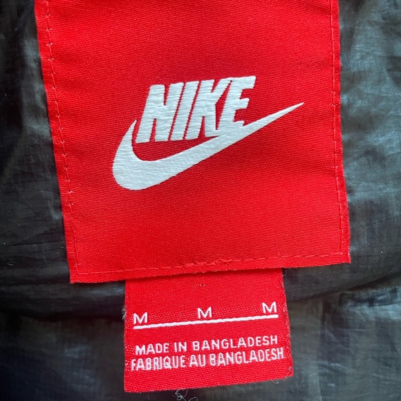 Women Nike Puffs Vest (M) - Picture 7 of 8